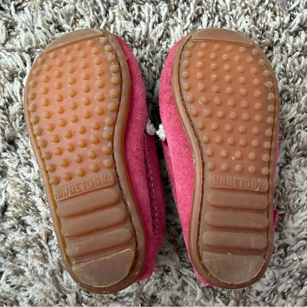 Minnetonka Hello Kitty pink suede embroidered kitty moccasins Toddler size 8